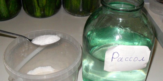 Приготовление рассола – столовая ложка соли с горкой